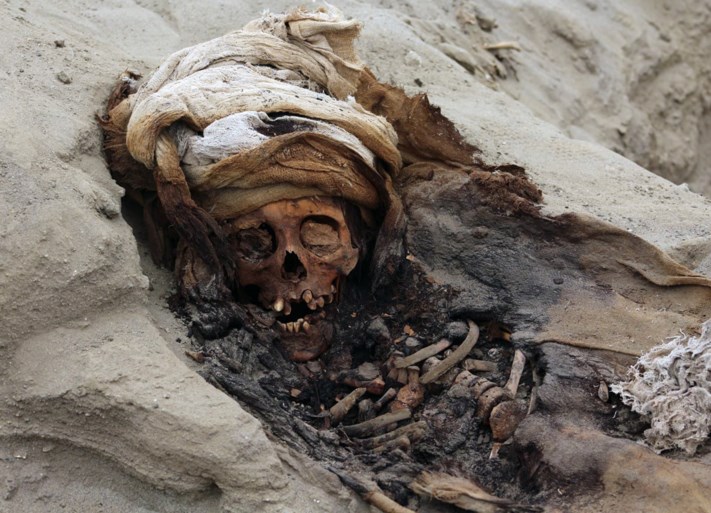 Archeologen vinden in Peru grootste kinderoffer ooit: 227 lichamen van kinderen tussen 4 en 14 jaar opgegraven
