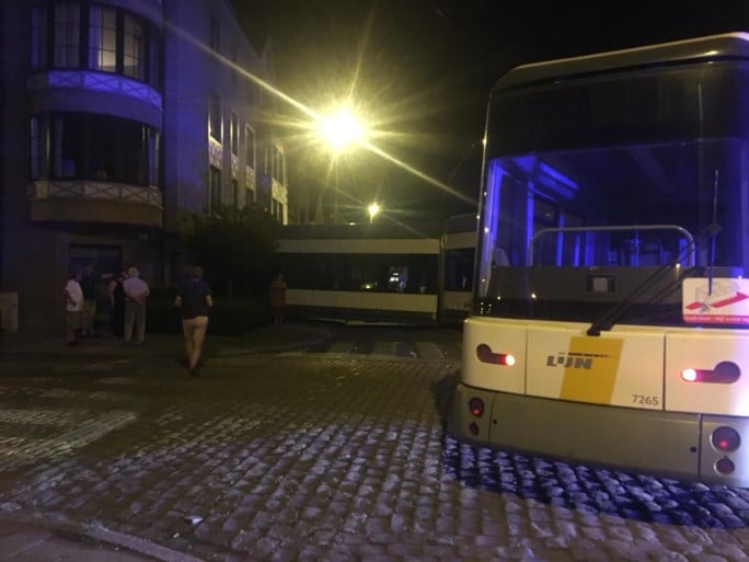 Tram gaat volledig uit de sporen en boort zich in gevel van Antwerps flatgebouw: twee zwaargewonden, zeker hele dag hinder