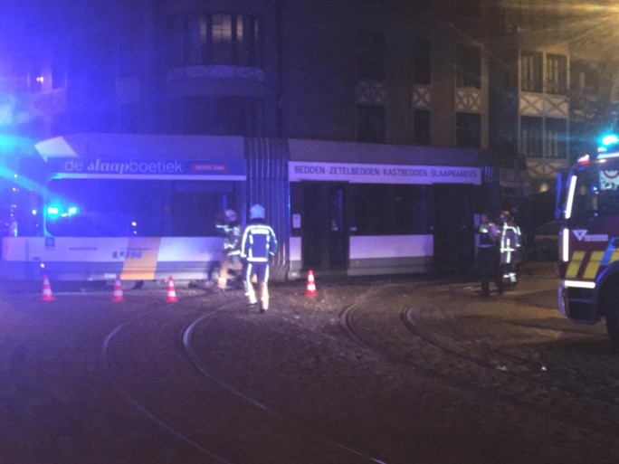 Tram gaat volledig uit de sporen en boort zich in gevel van Antwerps flatgebouw: twee zwaargewonden, zeker hele dag hinder