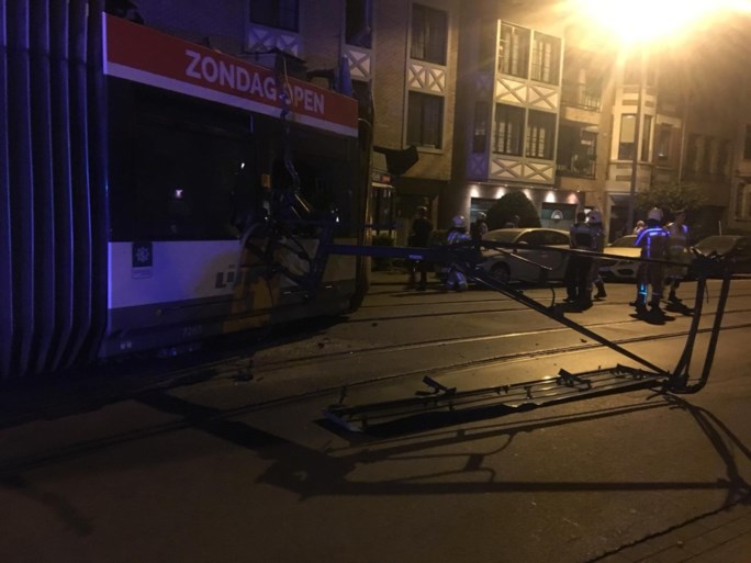 Tram gaat volledig uit de sporen en boort zich in gevel van Antwerps flatgebouw: twee zwaargewonden, zeker hele dag hinder