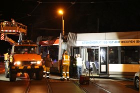 Tram gaat volledig uit de sporen en boort zich in gevel van Antwerps flatgebouw: twee zwaargewonden, zeker hele dag hinder