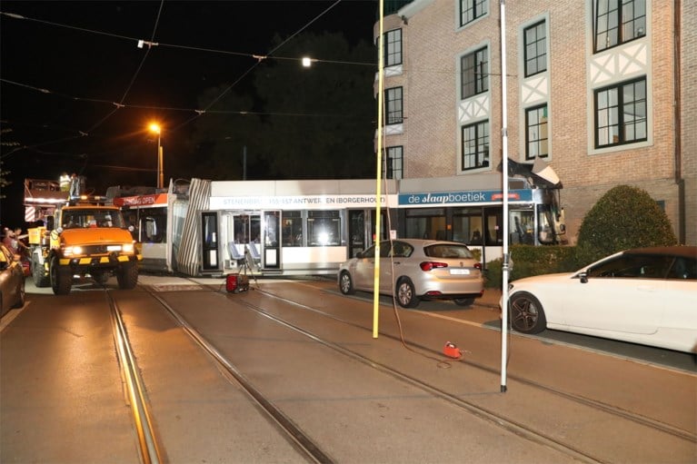 Tram gaat volledig uit de sporen en boort zich in gevel van Antwerps flatgebouw: twee zwaargewonden, zeker hele dag hinder