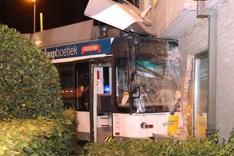 Tram gaat volledig uit de sporen en boort zich in gevel van Antwerps flatgebouw: twee zwaargewonden, zeker hele dag hinder