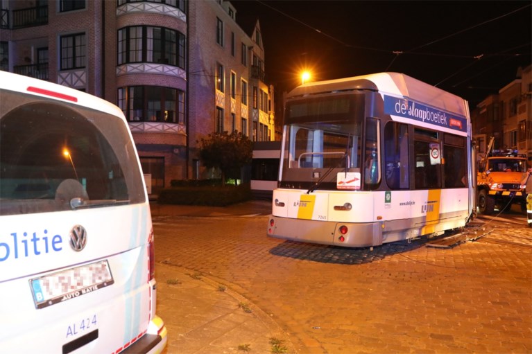 Tram gaat volledig uit de sporen en boort zich in gevel van Antwerps flatgebouw: twee zwaargewonden, zeker hele dag hinder