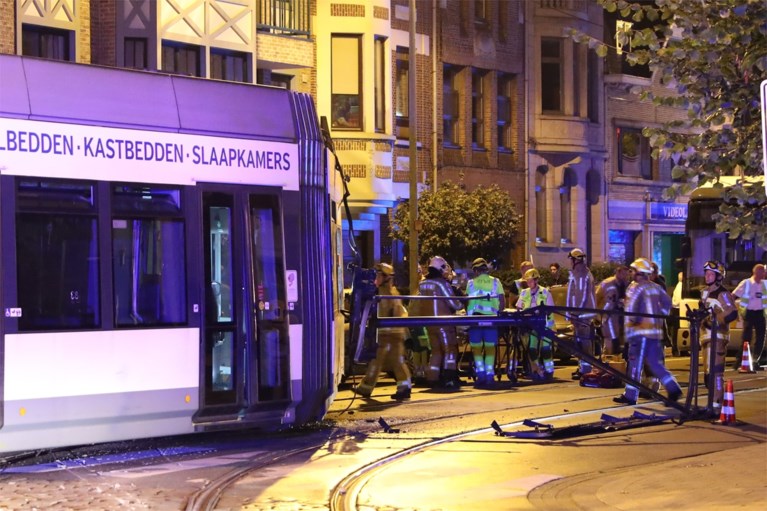Tram gaat volledig uit de sporen en boort zich in gevel van Antwerps flatgebouw: twee zwaargewonden, zeker hele dag hinder