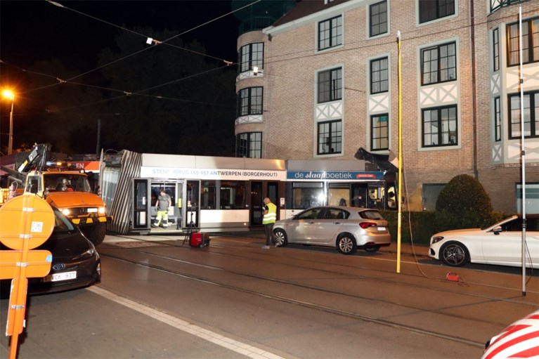 Tram gaat volledig uit de sporen en boort zich in gevel van Antwerps flatgebouw: twee zwaargewonden, zeker hele dag hinder