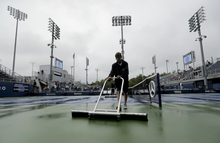 US OPEN. Djokovic wint maar heeft pijn en Federer geeft set weg, regen spelbreker voor Belgen
