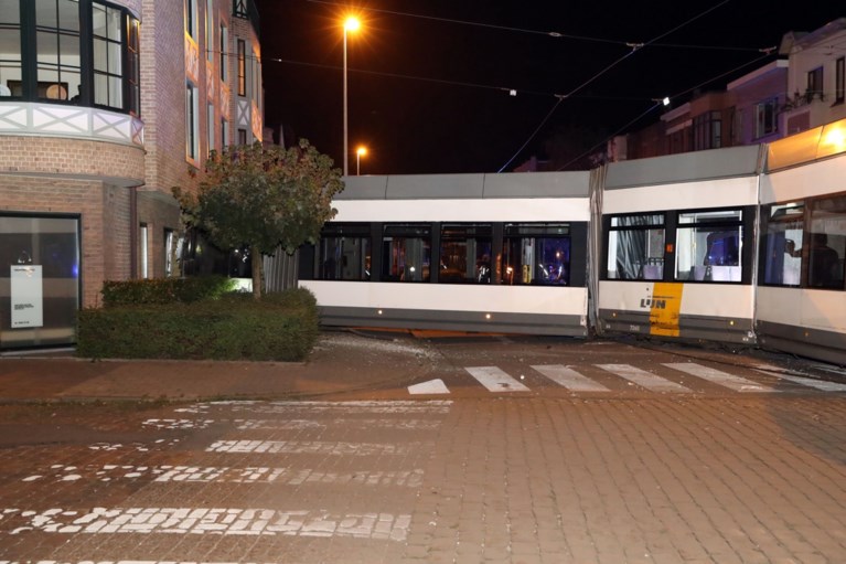 Tram gaat volledig uit de sporen en boort zich in gevel van Antwerps flatgebouw: twee zwaargewonden, zeker hele dag hinder