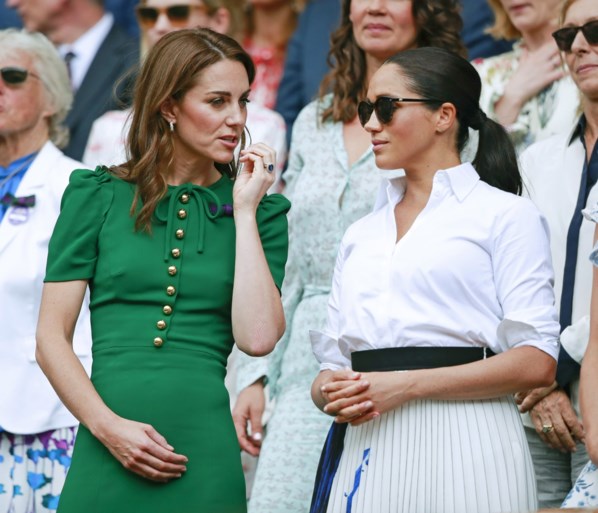 ROYALS. Waarom Meghan Markle altijd in dezelfde houding staat. En belangrijke tijden voor prinses Charlotte