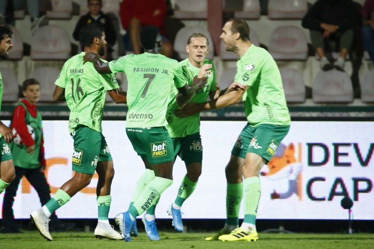 Strafschop in spektakelrijk slot zorgt voor billijk gelijkspel tussen KV Kortrijk en KV Oostende
