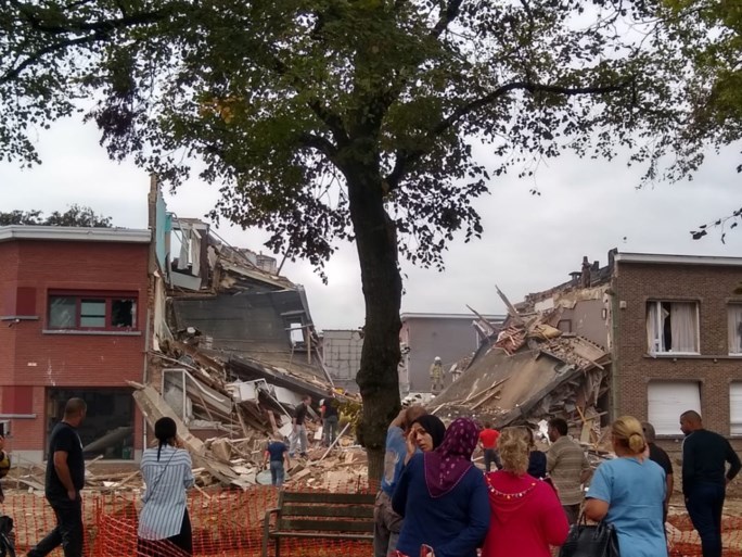 Drie huizen ingestort bij zware explosie in Wilrijk: drie personen van onder puin gehaald, speurhonden zoeken naar laatste vermiste