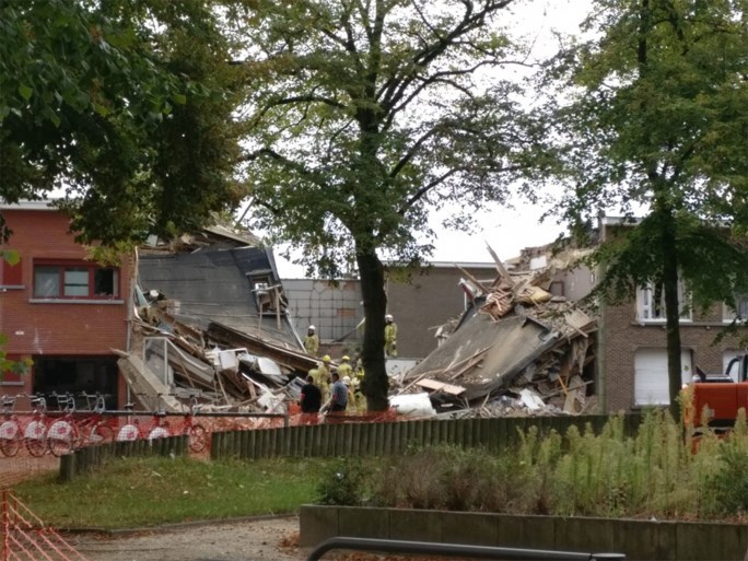 Drie huizen ingestort bij zware explosie in Wilrijk: drie personen van onder puin gehaald, speurhonden zoeken naar laatste vermiste