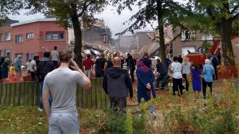 Drie huizen ingestort bij zware explosie in Wilrijk: drie personen van onder puin gehaald, speurhonden zoeken naar laatste vermiste