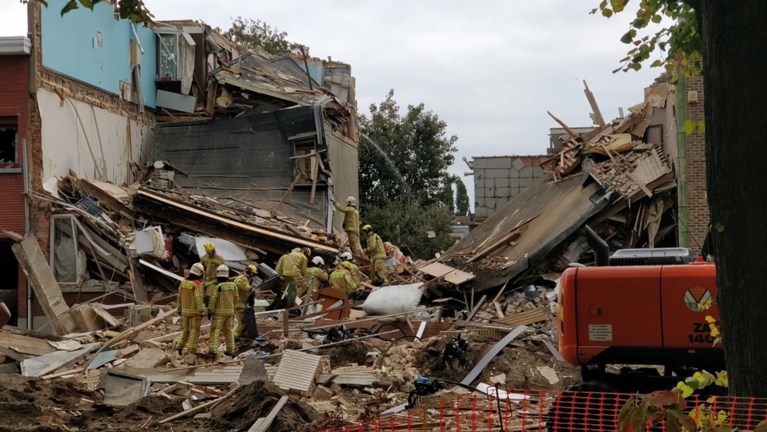 Drie huizen ingestort bij zware explosie in Wilrijk: drie personen van onder puin gehaald, speurhonden zoeken naar laatste vermiste