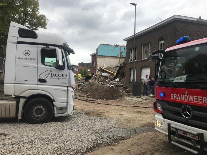 Drie huizen ingestort bij zware explosie in Wilrijk: drie personen van onder puin gehaald, speurhonden zoeken naar laatste vermiste