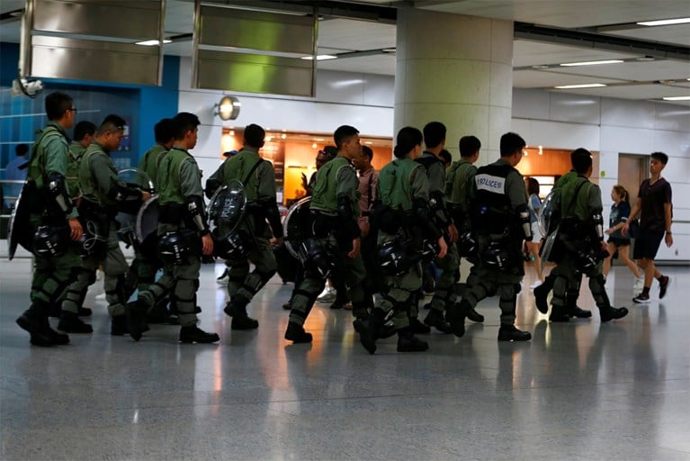 Hongkong zet zich schrap nu manifestanten terugkeren naar luchthaven: politie massaal aanwezig