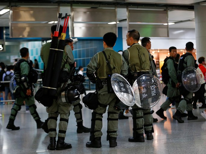 Hongkong zet zich schrap nu manifestanten terugkeren naar luchthaven: politie massaal aanwezig