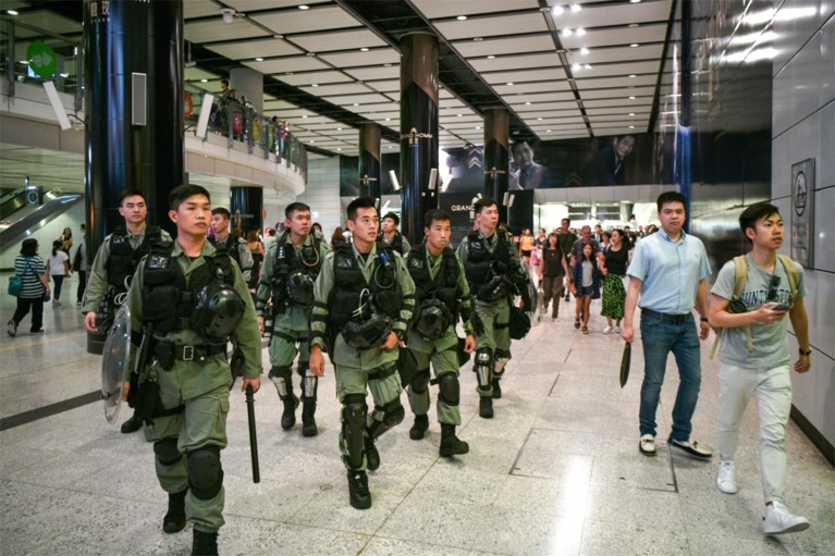 Hongkong zet zich schrap nu manifestanten terugkeren naar luchthaven: politie massaal aanwezig