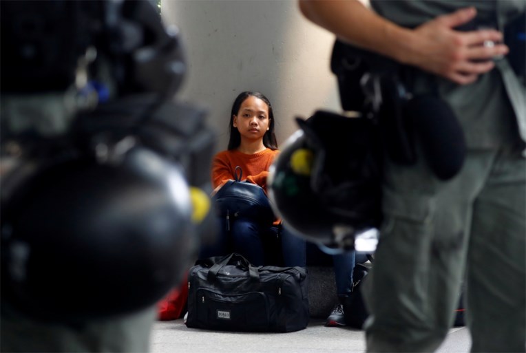 Hongkong zet zich schrap nu manifestanten terugkeren naar luchthaven: politie massaal aanwezig
