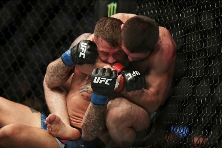 MMA-vechter Khabib Nurmagomedov blijft ongeslagen met nieuwe nekklem en is 5,8 miljoen euro rijker