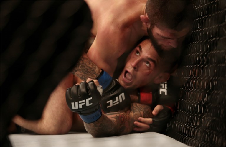 MMA-vechter Khabib Nurmagomedov blijft ongeslagen met nieuwe nekklem en is 5,8 miljoen euro rijker
