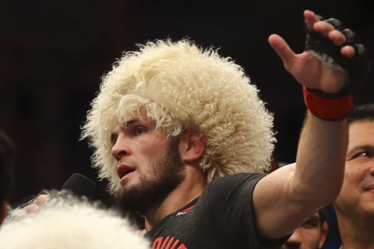 MMA-vechter Khabib Nurmagomedov blijft ongeslagen met nieuwe nekklem en is 5,8 miljoen euro rijker
