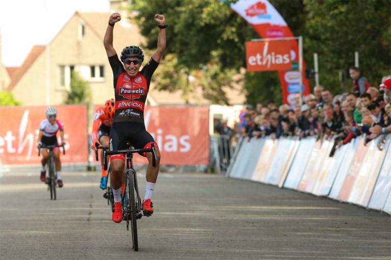 Maud Kaptheijns wint in Eeklo bij de vrouwen, maar wederoptredende Jolien Verschueren is heldin van de dag: “Hier zijn is een overwinning”