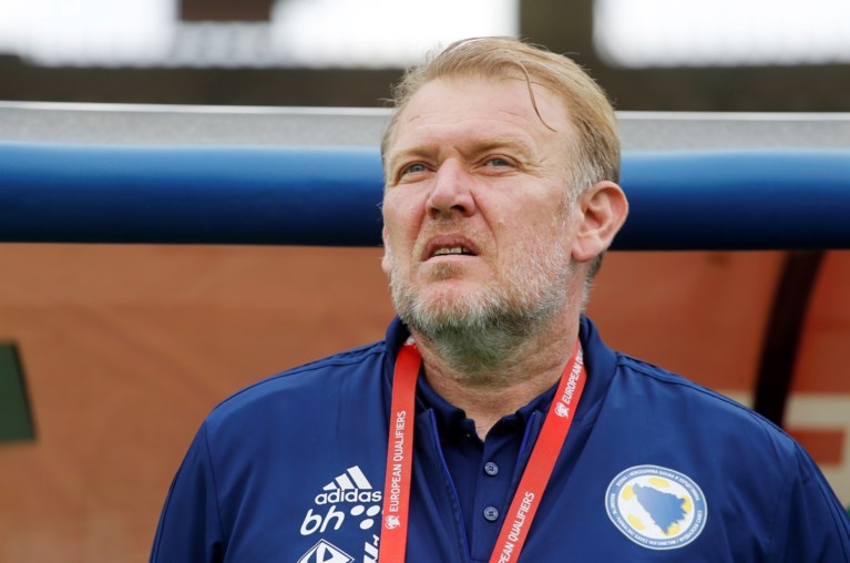 Prosinecki neemt ontslag bij Bosnië na nederlaag met knullige owngoal bij Armenië