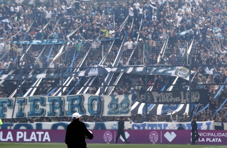 Dolle taferelen bij eerste training van Diego Maradona bij nieuwe club: duizenden fans, tranen op persconferentie