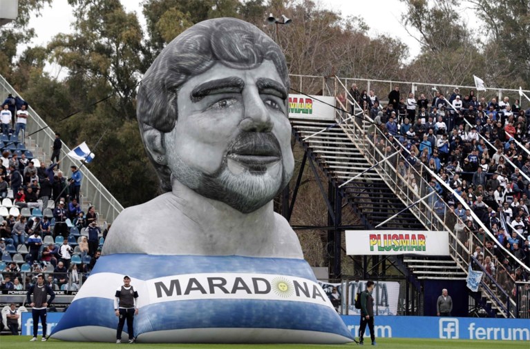 Dolle taferelen bij eerste training van Diego Maradona bij nieuwe club: duizenden fans, tranen op persconferentie