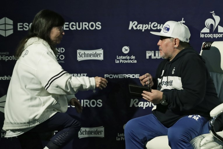 Dolle taferelen bij eerste training van Diego Maradona bij nieuwe club: duizenden fans, tranen op persconferentie