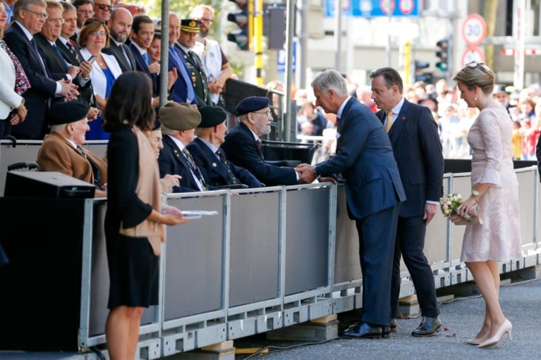 En dan verschijnt Laurent plots lachend op je huwelijksfoto’s: prins dolt met bruidspaar tijdens feest van de Bevrijding