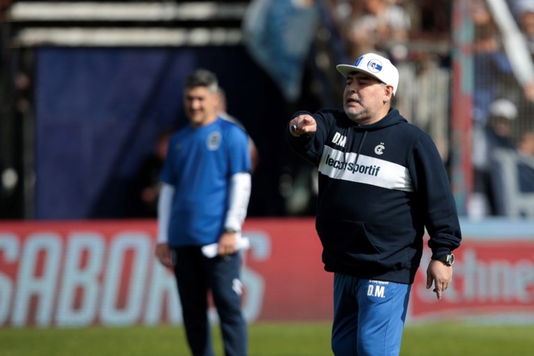 Dolle taferelen bij eerste training van Diego Maradona bij nieuwe club: duizenden fans, tranen op persconferentie