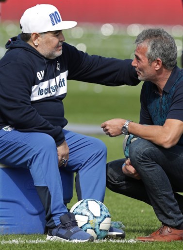 Dolle taferelen bij eerste training van Diego Maradona bij nieuwe club: duizenden fans, tranen op persconferentie