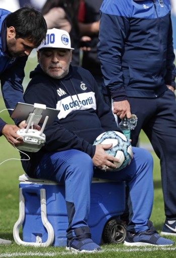Dolle taferelen bij eerste training van Diego Maradona bij nieuwe club: duizenden fans, tranen op persconferentie