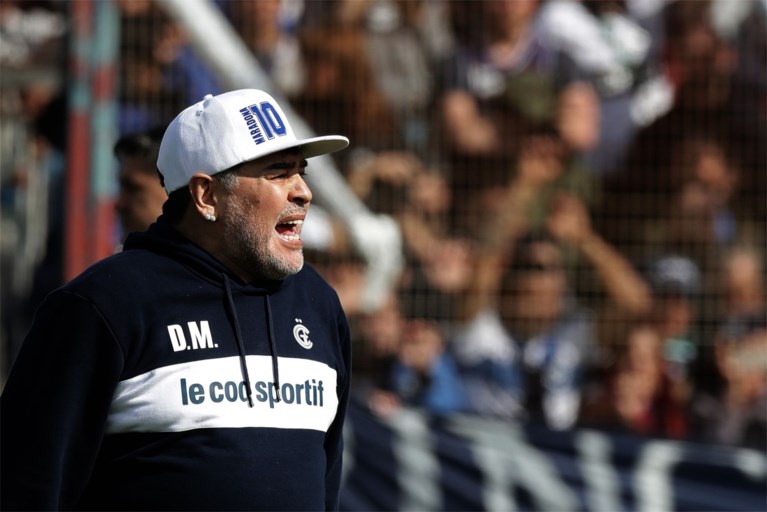 Dolle taferelen bij eerste training van Diego Maradona bij nieuwe club: duizenden fans, tranen op persconferentie