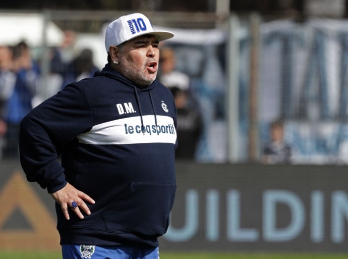 Dolle taferelen bij eerste training van Diego Maradona bij nieuwe club: duizenden fans, tranen op persconferentie