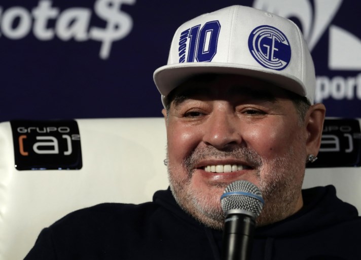 Dolle taferelen bij eerste training van Diego Maradona bij nieuwe club: duizenden fans, tranen op persconferentie