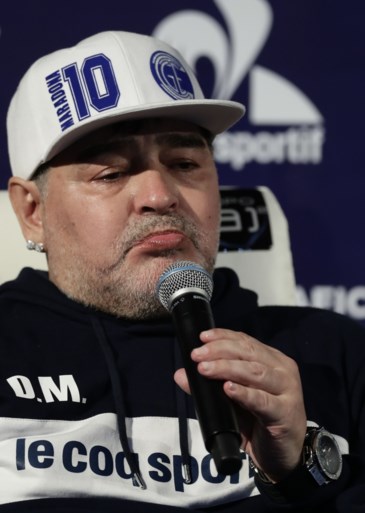 Dolle taferelen bij eerste training van Diego Maradona bij nieuwe club: duizenden fans, tranen op persconferentie