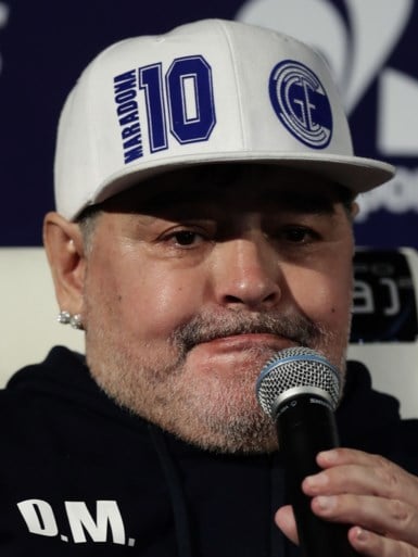 Dolle taferelen bij eerste training van Diego Maradona bij nieuwe club: duizenden fans, tranen op persconferentie