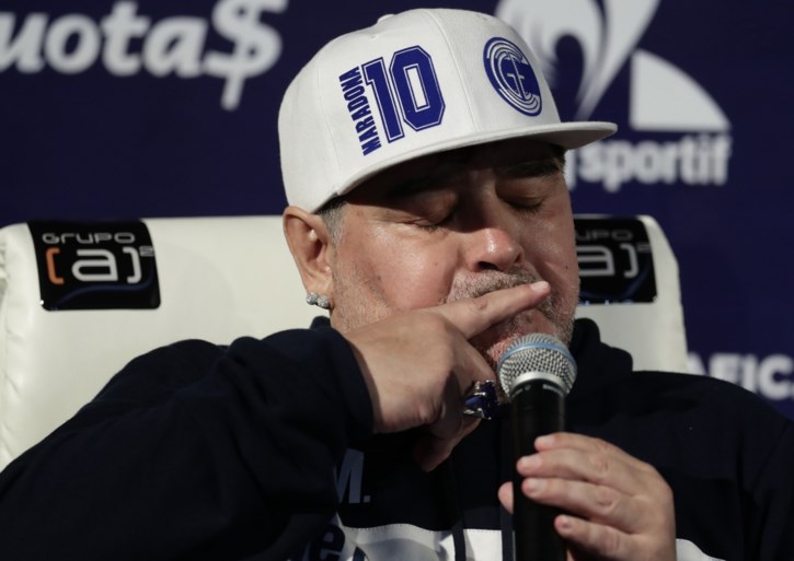 Dolle taferelen bij eerste training van Diego Maradona bij nieuwe club: duizenden fans, tranen op persconferentie