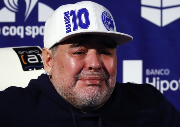 Dolle taferelen bij eerste training van Diego Maradona bij nieuwe club: duizenden fans, tranen op persconferentie