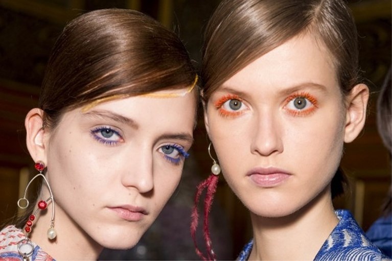 Bruine mascara maakt een comeback