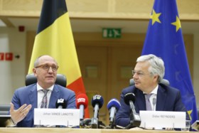 Vande Lanotte en Reynders achten kans op federale regering met zes partijen “zeven op tien”, Groen valt af