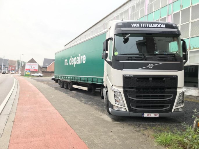 Achterbouw van woning stort volledig in na manoeuvre van vrachtwagen, chauffeur “had niets gemerkt en ging gewoon slapen”