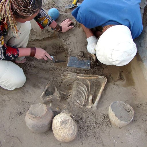 Archeologen vinden eeuwenoud skelet dat begraven werd met ‘2.100 jaar oude iPhone’