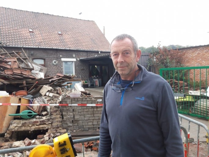 Achterbouw van woning stort volledig in na manoeuvre van vrachtwagen, chauffeur “had niets gemerkt en ging gewoon slapen”