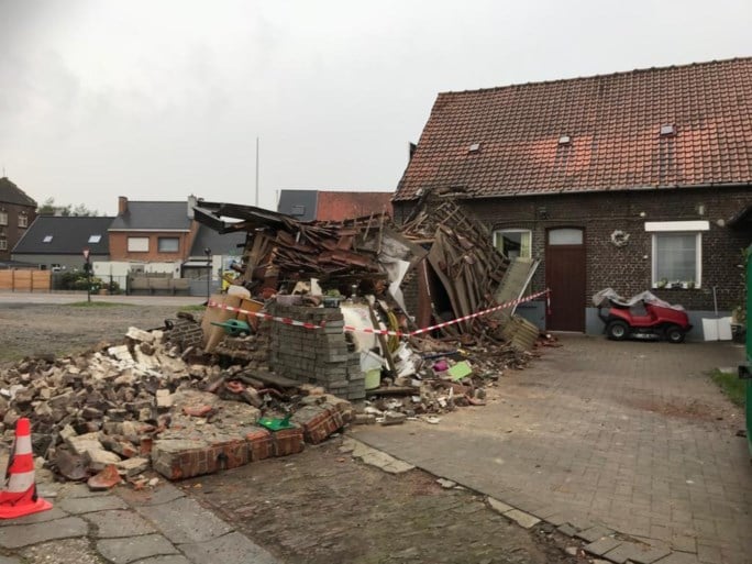 Achterbouw van woning stort volledig in na manoeuvre van vrachtwagen, chauffeur “had niets gemerkt en ging gewoon slapen”