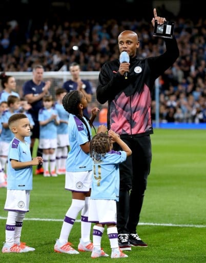 50.000 fans sluiten Vincent Kompany laatste keer in de armen voor afscheidsmatch bij Manchester City
