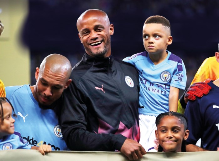 50.000 fans sluiten Vincent Kompany laatste keer in de armen voor afscheidsmatch bij Manchester City